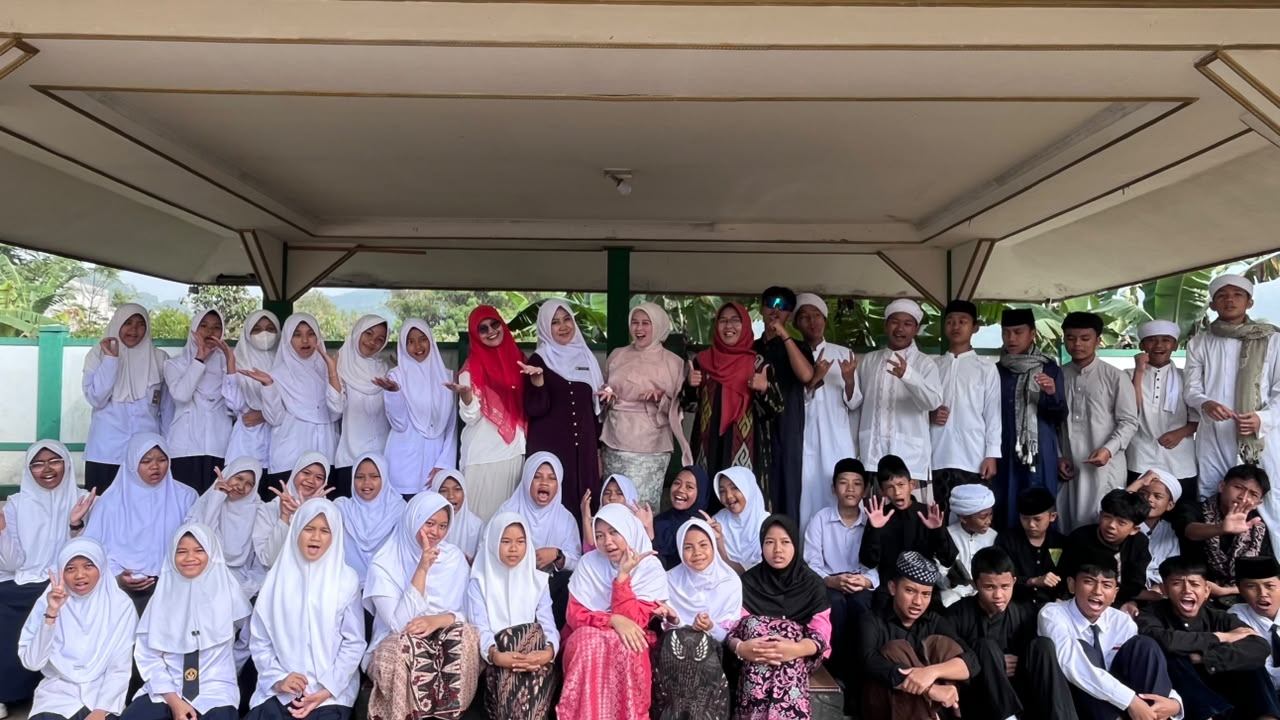 Foto Bersama Guru dan Siswa SMP Alam Islam JNR